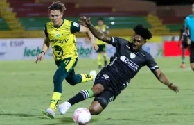 Acción del partido entre Atlético Huila y La Equidad, disputado en Neiva. 