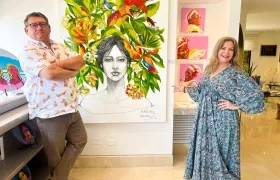 Miguel Iriarte, curador de 'Musa Galería de Arte', y la directora Cielo Támara con el fondo de una obra de Carla Celia y Joaquín Botero