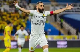 Karim Benzema celebra tras marcar el gol que puso a ganar a Al Ittihad.