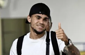Luis Díaz saluda a su llegada al sitio de concentración de la Selección Colombia. 