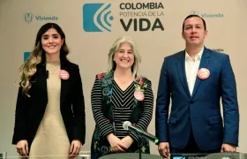 La MinVivienda, Catalina Velasco, junto a la presidenta del Fondo Nacional del Ahorro, Laura Milena Roa, y el presidente de Findeter, Juan Carlos Muñiz.
