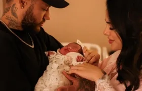 Neymar y Bruna Biancardi con su hija Mavie. 