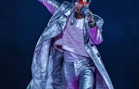 Rauw Alejandro en medio de un concierto.