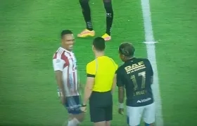 Carlos Bacca y Dayro Moreno riéndose de Wilmar Roldán.
