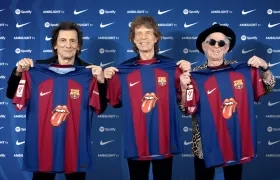 Ronnie Wood, Mick Jagger y Keith Richards exhiben la camiseta especial del Barcelona para el clásico contra Real Madrid.