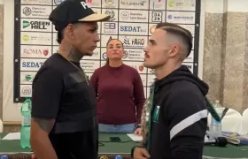 Nike Therán (izquierda) frente a frente con Michael Magnesi, su rival del viernes. 