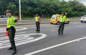 Oficiales haciendo su labor en una de las vías de la ciudad.