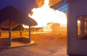 El incendio en el kiosco donde se realiza el conteo de votos