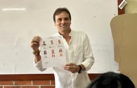 Alfredo Varela ejerciendo su derecho al voto en el Biffi La Salle.
