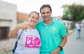 El candidato Alfredo Varela con una de sus simpatizantes