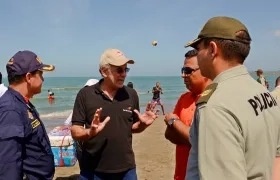 El candidato Eduardo Verano durante un recorrido por las playas del Atlántico