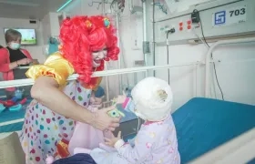 Verónica Alcocer dialoga con un niño hospitalizado en Bogotá