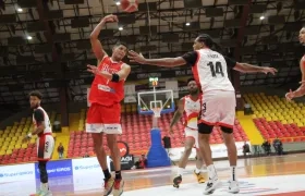 El venezolano Jhornan Zamora marcó 18 puntos para Titanes. 