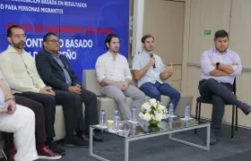 Alfredo Carbonell, gerente de Desarrollo Social del Distrito de Barranquilla junto a otros delegados.