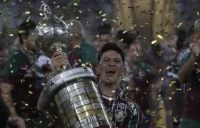 Germán Cano levantando el trofeo de la Copa Libertadores.