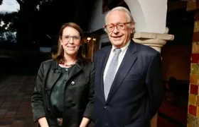 Carolina Wiesner Ceballos, directora del Instituto Nacional de Cancerología, y Carlos Roberto Pombo Urdaneta, presidente de la Sociedad de Mejoras y Ornato de Bogotá.