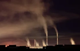 Chimeneas de una planta de energía de carbón emiten humo en una imagen en China.