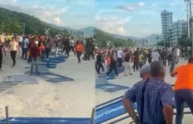 Desmanes a las afueras del Hotel Estelar de Santa Marta. 