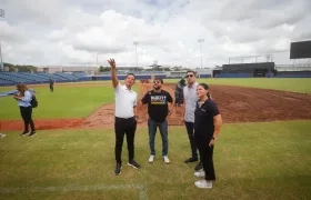 El Alcalde Jaime Pumarejo observando las obras en el estadio Édgar Rentería.