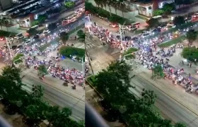 Una caravana de motos transportándose por Barranquilla.