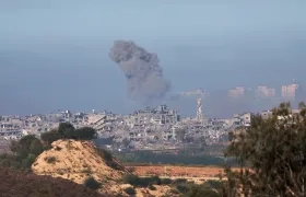 Columnas de humo en la Franja de Gaza después de un bombardeo de Israel