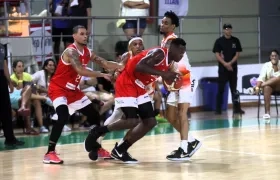 Juan Diego Tello intenta escaparse de la marca de un jugador de Caribbean Storm.