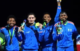 Equipo de relevo 4x400 de Atlántico, medalla de oro. 