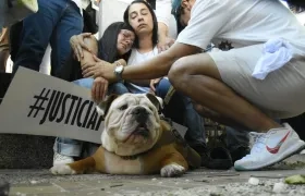La familia de Jack Ramírez, incluido su perro, rinde homenaje en una velatón a su memoria.