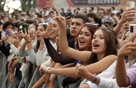 Asistentes disfrutando del concierto en el Parque Simón Bolívar.