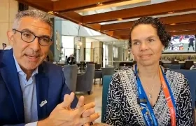 La ministra Astrid Rodríguez hablando con el periodista Jorge Cura.