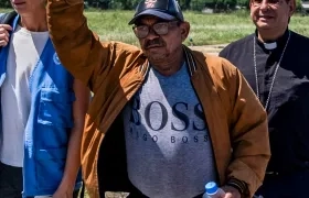 Luis Manuel 'Mane' Díaz con el brazo en alto tras regresar a la libertad.