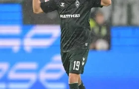 Rafael Santos Borré celebrando su tanto con el Werder Bremen.