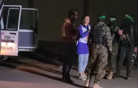 Cruz Roja durante la entrega de rehenes. 