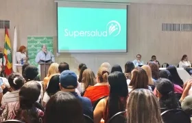 Ulahi Beltrán, Superintendente de Salud, dirigiéndose a los asistentes.