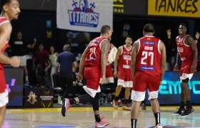 Jonathan Rodríguez celebrando una de sus canastas en la Liga Sudamericana.