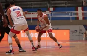  Jhornan Zamora intentando anotar para los Titanes de Barranquilla.