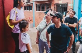 El alcalde electo Alex Char dialoga con una de las docentes del colegio Cívico 7 de abril 