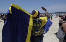 Aficionados de Boca Juniors en la playa de Copacabana. 