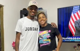 La futbolista Jorelyn Carabalí con su hermano Paulo Andrés. 