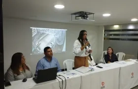 Julieth Sandoval, administradora del Centro Comercial Country Plaza, tomando la palabra.