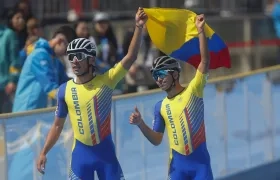 Los colombianos Andrés Gómez (izquierda) y Juan Mantilla tras ganar plata y oro, respectivamente, en 10.000 metros masculino.