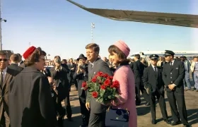 John F. Kennedy, presidente de Estados Unidos, y su esposa Jacqueline, en el aeropuerto de Dallas (Texas).