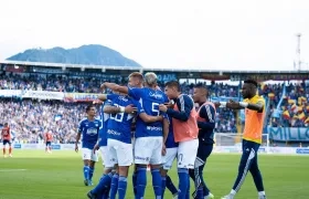 Los jugadores de Millonarios celebrando el gol de Larry Vásquez.