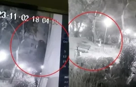 Momento en el que la niña se cae de un sexto piso.