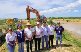 La maquinaria trabaja en el Arroyo Chemeraín y la ribera del río Tapia, Uribia. El director de la UNGRD, Olmedo López estuvo en la zona