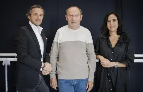 El paciente francés que recibió la europrótesis, entre los científicos Gregoire Courtine y Jocelyne Bloch