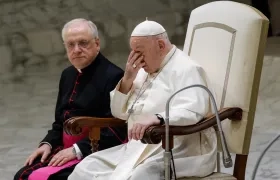 El papa Francisco asiste a la audiencia general semanal en el Aula Pablo VI.