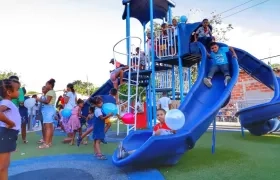 Niños disfrutando de la cancha Malanga en Santa Cruz, Luruaco