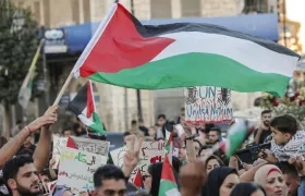 Marcha masiva en ciudad cisjordana de Ramala en protesta por el gran número de niños muertos en los bombardeos israelíes. 