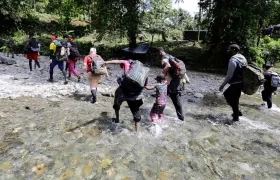 Imagen de referencia de migrantes atravesando la selva del Darién